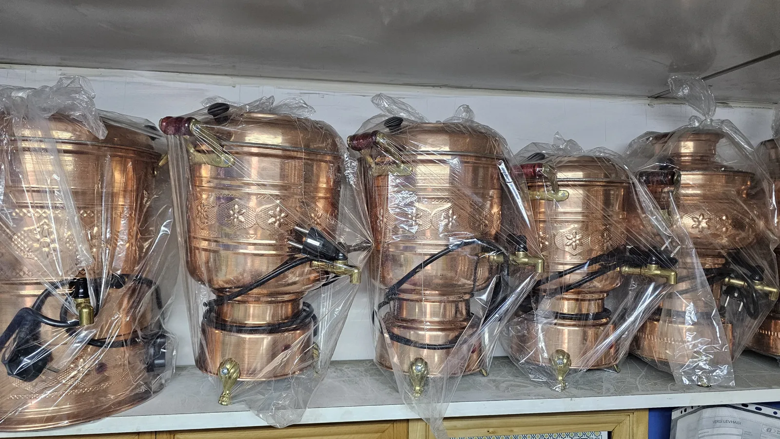 Rafta paketlenmiş bakır elektrikli semaverler